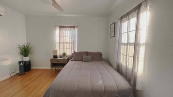 2 Schlafzimmer, Schreibtisch, BĂŒgeleisen/BĂŒgelbrett, kostenloses WLAN