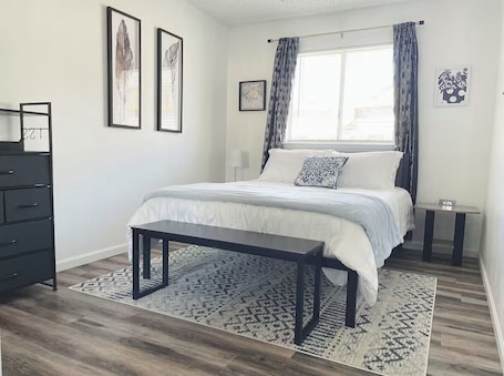 2 Schlafzimmer, Schreibtisch, Bügeleisen/Bügelbrett, kostenloses WLAN. Vibrant & modern Coalinga home perfect for families or work trips! Enjoy a fully equipped kitchen, dedicated workspace with blazing-fast Wi-Fi, and a private patio. Walk to local shops & restaurants.