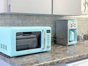 Réfrigérateur, plaque de cuisson, lave-vaisselle, cafetière/bouilloire