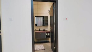 A doorway leading to a kitchen with a tiled floor, a countertop, and cabinets. - Maple Hill (Tema)