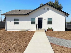 Exterior - Ocean Breeze Harrison Ranch 2 on Visalia Main Street (Visalia)