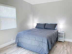 2 bedrooms, desk, iron/ironing board, free WiFi - Ocean Breeze Harrison Ranch 2 on Visalia Main Street (Visalia)
