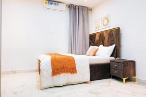 1 dormitorio, tabla de planchar con plancha, Internet y ropa de cama