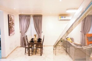 Dining - Amber VIla (Tema)