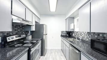 Fridge, oven, stovetop, coffee/tea maker