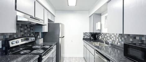 Refrigerador, horno, parrilla de estufa y cafetera y tetera