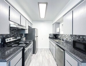 Refrigerador, horno, parrilla de estufa y cafetera y tetera