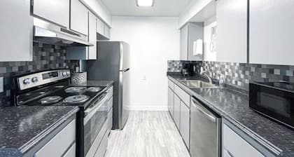 Trendy Ivy 2-bedroom Apartment near Downtown Coalinga