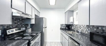 Trendy Ivy 2-bedroom Apartment near Downtown Coalinga