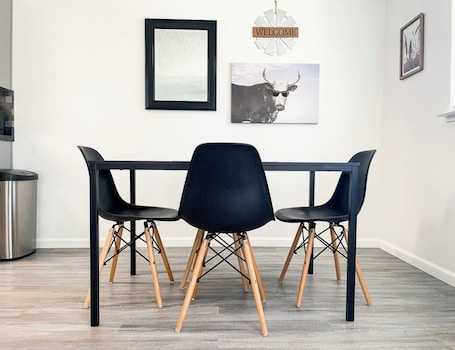 Dining. Kick back in this calm, stylish 2-bedroom home in the heart of Coalinga. Perfect for families or professionals, it features a dedicated workspace, a fully equipped kitchen, and a bright living area.