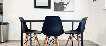 Kick back in this calm, stylish 2-bedroom home in the heart of Coalinga. Perfect for families or professionals, it features a dedicated workspace, a fully equipped kitchen, and a bright living area.