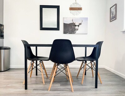 Kick back in this calm, stylish 2-bedroom home in the heart of Coalinga. Perfect for families or professionals, it features a dedicated workspace, a fully equipped kitchen, and a bright living area.