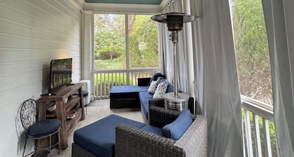 Sophisticated Stay in heart of Five Points-Walk to the action, Relax in luxury.