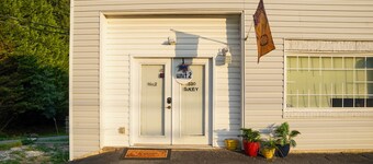 1-bedroom apartment, sleeps 4, in lovely Pilot Mountain-walk to Main st! Unit 2