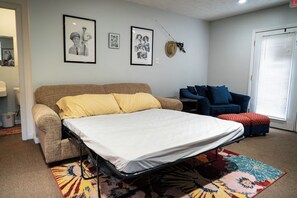 1 bedroom, iron/ironing board, free WiFi, bed sheets - 1-bedroom apartment, sleeps 4, in lovely Pilot Mountain-walk to Main st! Unit 2 (Pilot Mountain)