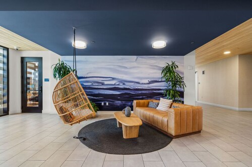 Top-Floor Gem / Walk to Attractions