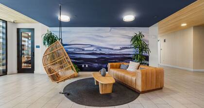 Top-Floor Gem / Walk to Attractions