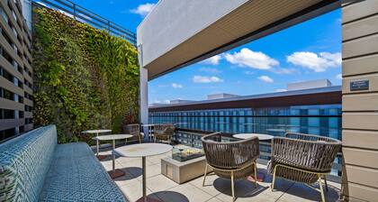 Top-Floor Gem / Walk to Attractions