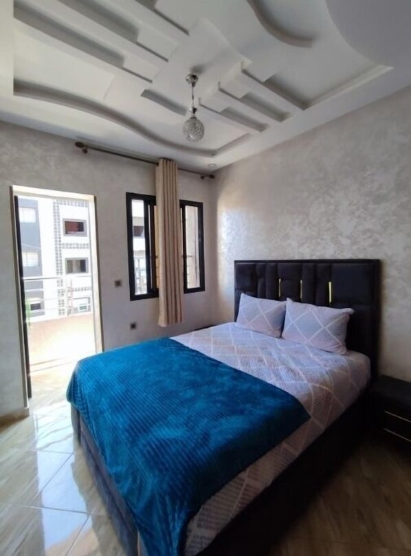 2 bedrooms, internet, bed sheets