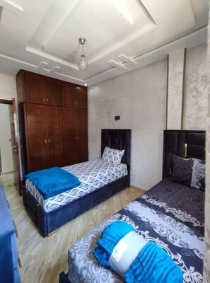 2 bedrooms, internet, bed sheets