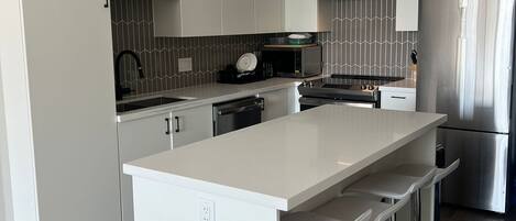 Mikroaaltouuni, uuni, liesi, astianpesukone