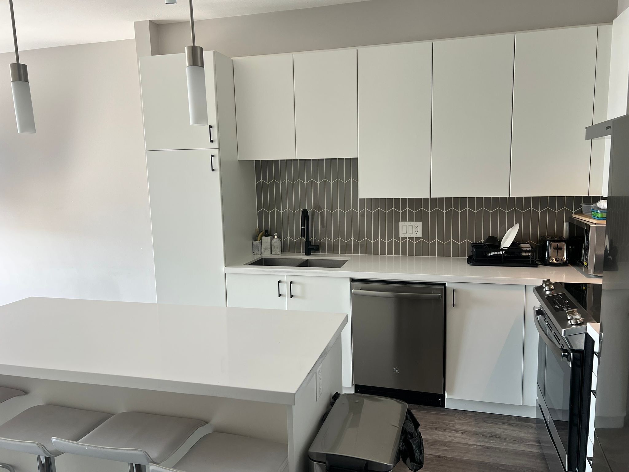 Mikroaaltouuni, uuni, liesi, astianpesukone