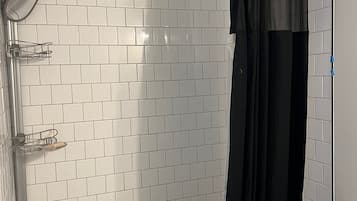 Haartrockner, HandtĂŒcher, Seife, Toilettenpapier