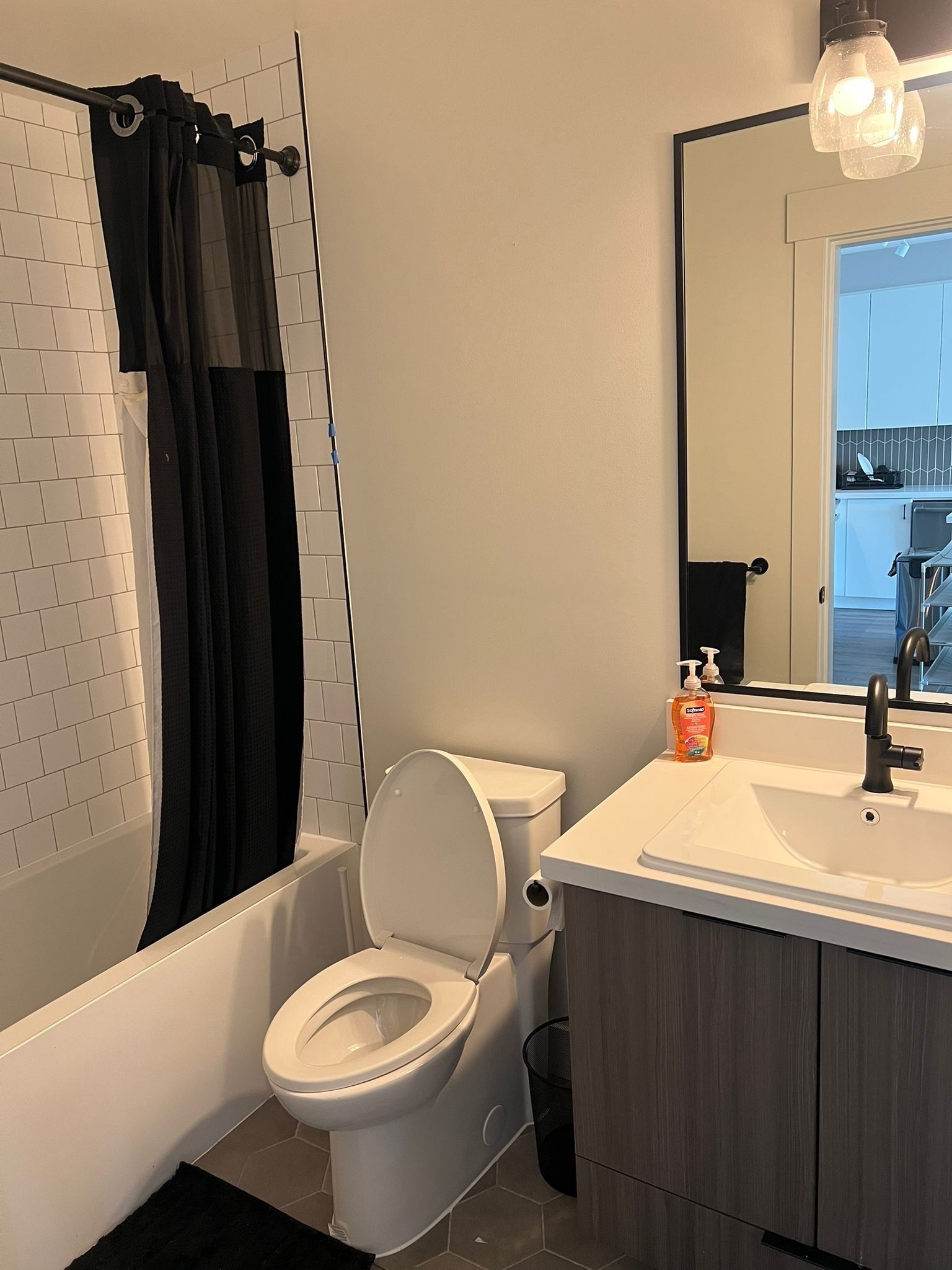 Haartrockner, Handtücher, Seife, Toilettenpapier