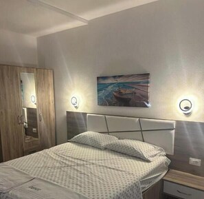 2 habitaciones, tabla de planchar con plancha y ropa de cama 