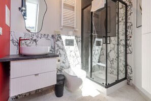 Chuveiro, secador de cabelo, toalhas de banho 