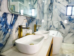 Asciugacapelli, asciugamani, sapone, carta igienica
