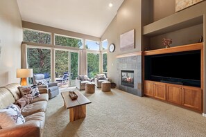 Smart TV, fireplace