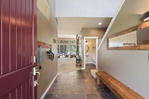 Interior - Brighter Days - Hot Tub! Fantastic Escape! Resort Amenities! (Redmond)