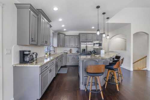 Luxury Home near Canyon; HOT TUB