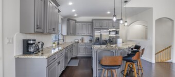 Luxury Home near Canyon; HOT TUB