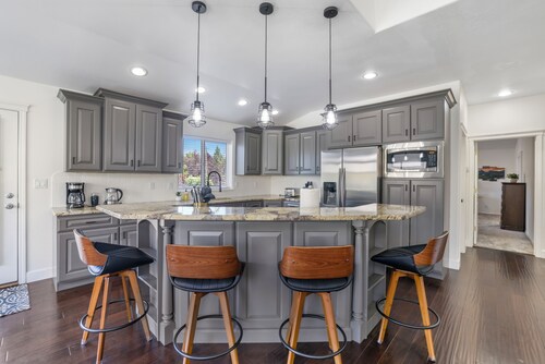 Luxury Home near Canyon; HOT TUB