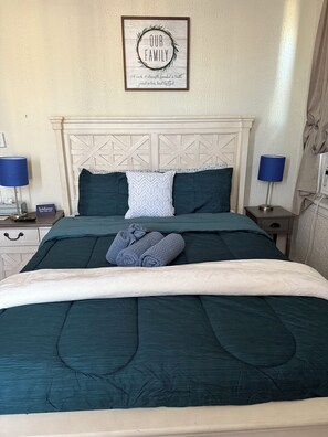 1 dormitorio, tabla de planchar con plancha, wifi y ropa de cama