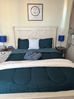 1 dormitorio, tabla de planchar con plancha, wifi y ropa de cama