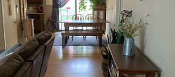 Charming 3 Bedroom House Conveniently Located in Central Lincoln