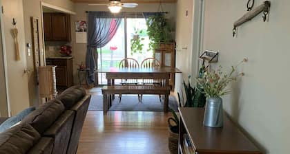 Charming 3 Bedroom House Conveniently Located in Central Lincoln