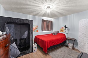 2 bedrooms, desk, iron/ironing board, free WiFi