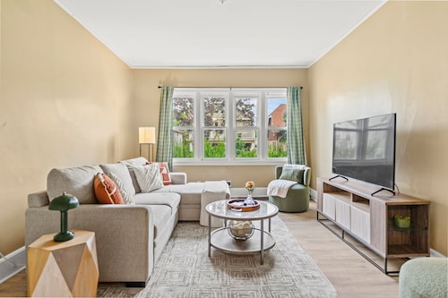 Brady St Retreat Front House - Sleeps 8 & Pets