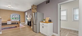 Brady St Retreat Front House - Sleeps 8 & Pets