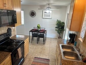 Fridge, microwave, oven, stovetop - Charming 2-bedroom townhome - All brand new - pets welcome (Sacramento)
