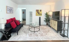 Una Smart TV, libros, una videoteca