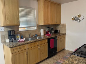 Fridge, microwave, oven, stovetop - Charming 2-bedroom townhome - All brand new - pets welcome (Sacramento)