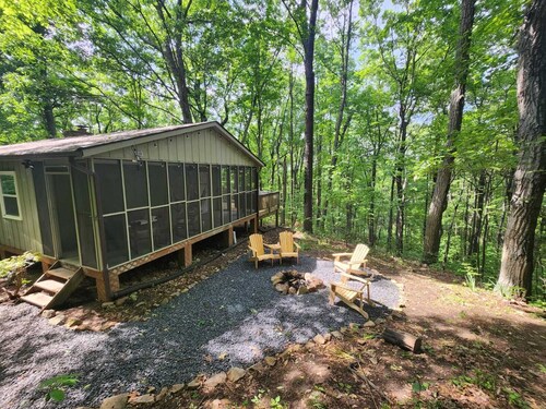 Charming 2-bedroom cabin in delightful New Market with AC