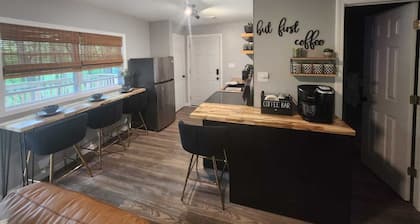 Charming 2-bedroom cabin in delightful New Market with AC