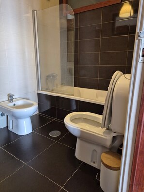Towels, toilet paper - MarBelo Apartment Aveiro (Aveiro)