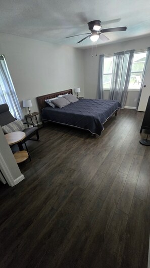 4 bedrooms, iron/ironing board, Internet, bed sheets - Pool house fits 8 comfortably, 2 living rooms, close to rivers, ocean, springs (Citrus Springs)